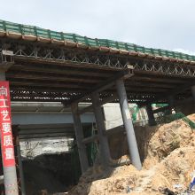 中鐵二十三局深圳梅觀(guān)高速臨時(shí)改道貝雷片棧橋